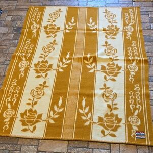 Vintage Floral Patterned Blanket